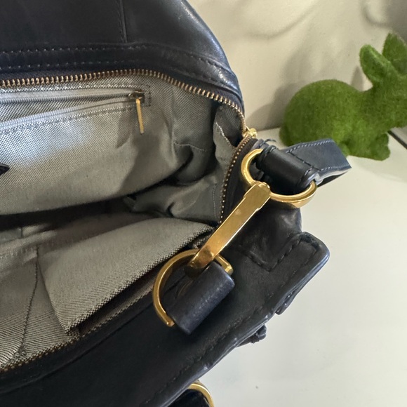 Fossil black leather bag with removable crossbody bag and gold hard ware - Picture 5 of 12